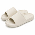 Claquettes taille 42/43 en matière synthétique blanc cassé à semelle texturée pour usage quotidien
